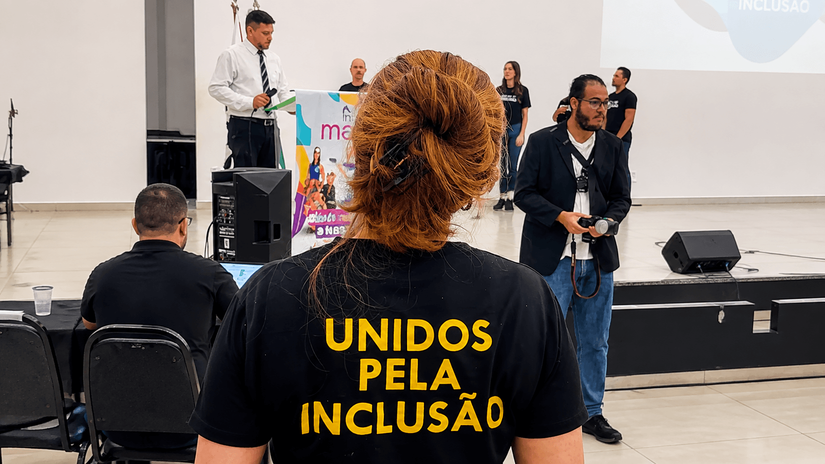 Imagem ilustrativa sobre acessibilidade digital, mostrando diferentes pessoas utilizando recursos tecnológicos para acessar conteúdos de forma inclusiva, autônoma e igualitária.
