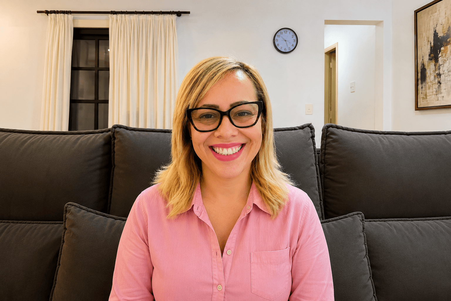 Retrato de Fabiana Rizzo, jornalista, cientista política e fundadora do site Em Pauta, que reúne 25 anos de experiência em jornalismo, comunicação estratégica e liderança regional.