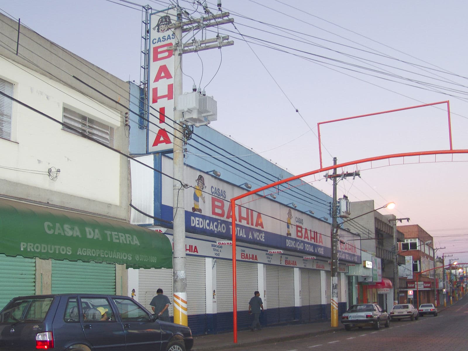 Fachada da unidade das Casas Bahia em Avaré, com placas da rede varejista instaladas no prédio comercial e na estrutura vertical, em uma rua do Centro da cidade.