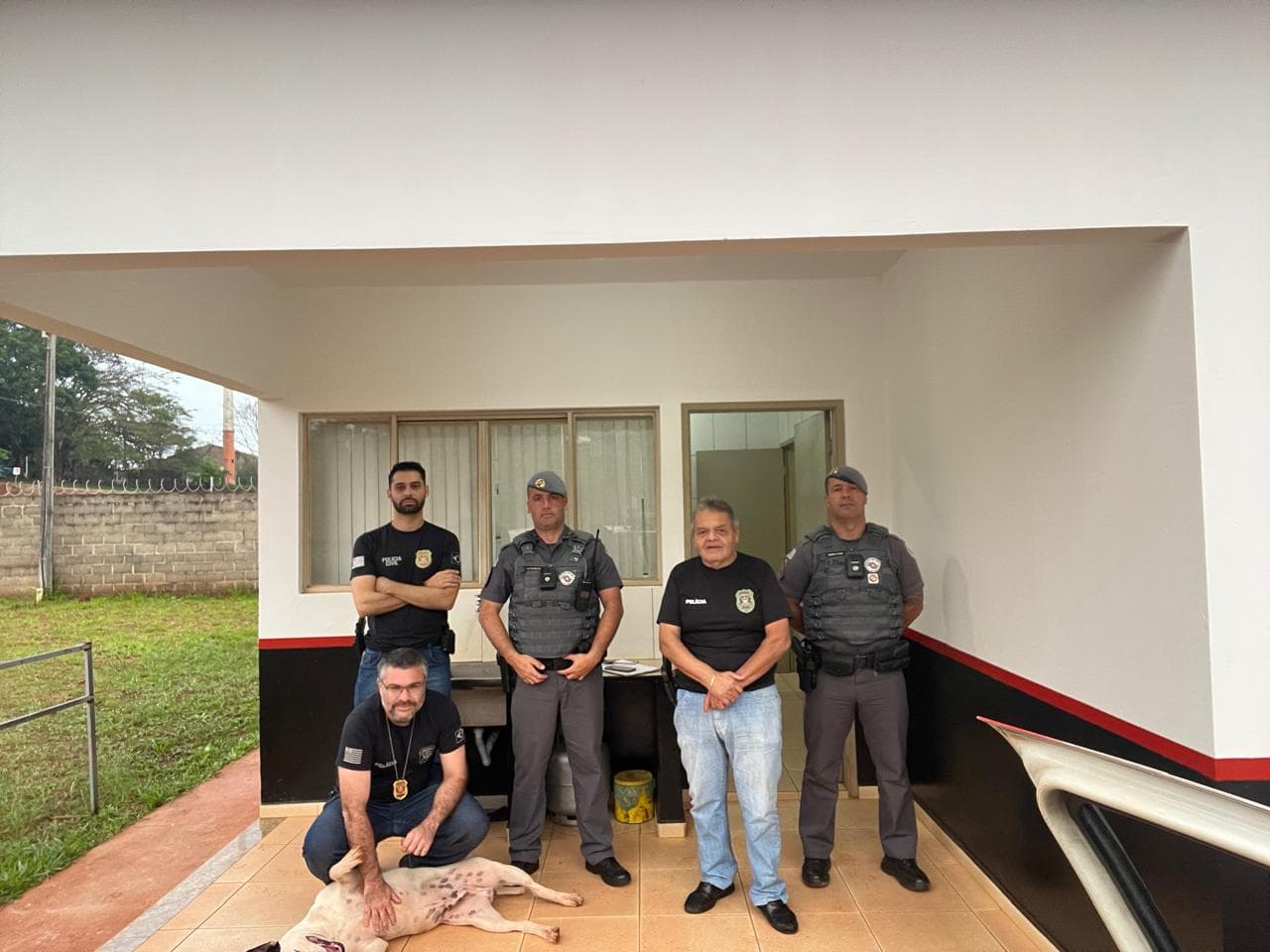 Com a operação, o cão foi retirado da situação investigada e encaminhado para os cuidados necessários, enquanto o procurado permaneceu à disposição da Justiça. A ação reforça a atuação conjunta das forças de segurança no cumprimento de ordens judiciais, no combate à criminalidade e na proteção contra maus-tratos a animais.