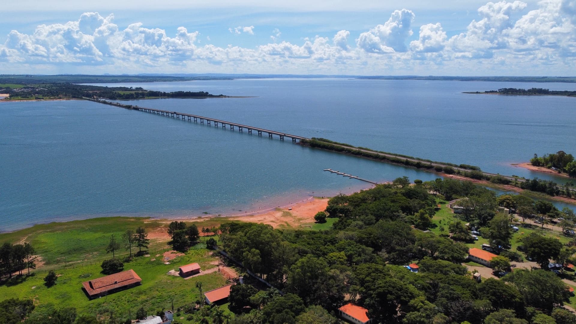 Foto aérea mostrando a represa de Avaré, com muitas árvores