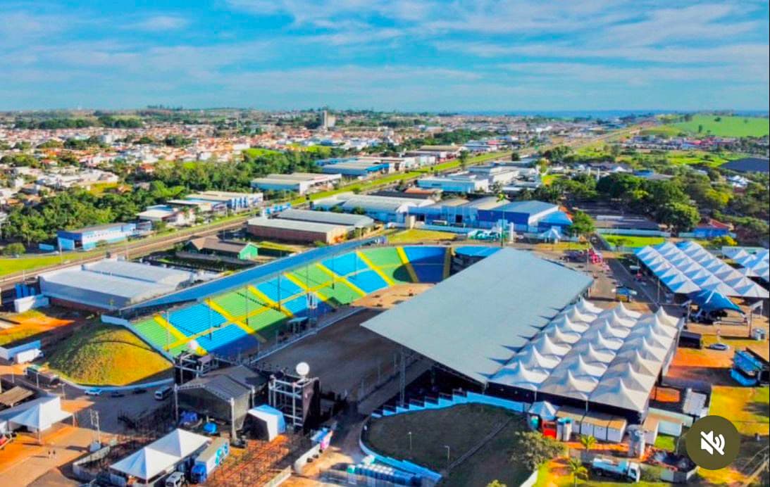 Fotografia do Parque de Exposições Dr. Fernando Cruz Pimentel, recinto da Emapa em Avaré. A imagem mostra a estrutura do espaço onde são realizadas as principais atrações do evento, com áreas destinadas ao público, shows, rodeio e atividades da exposição.