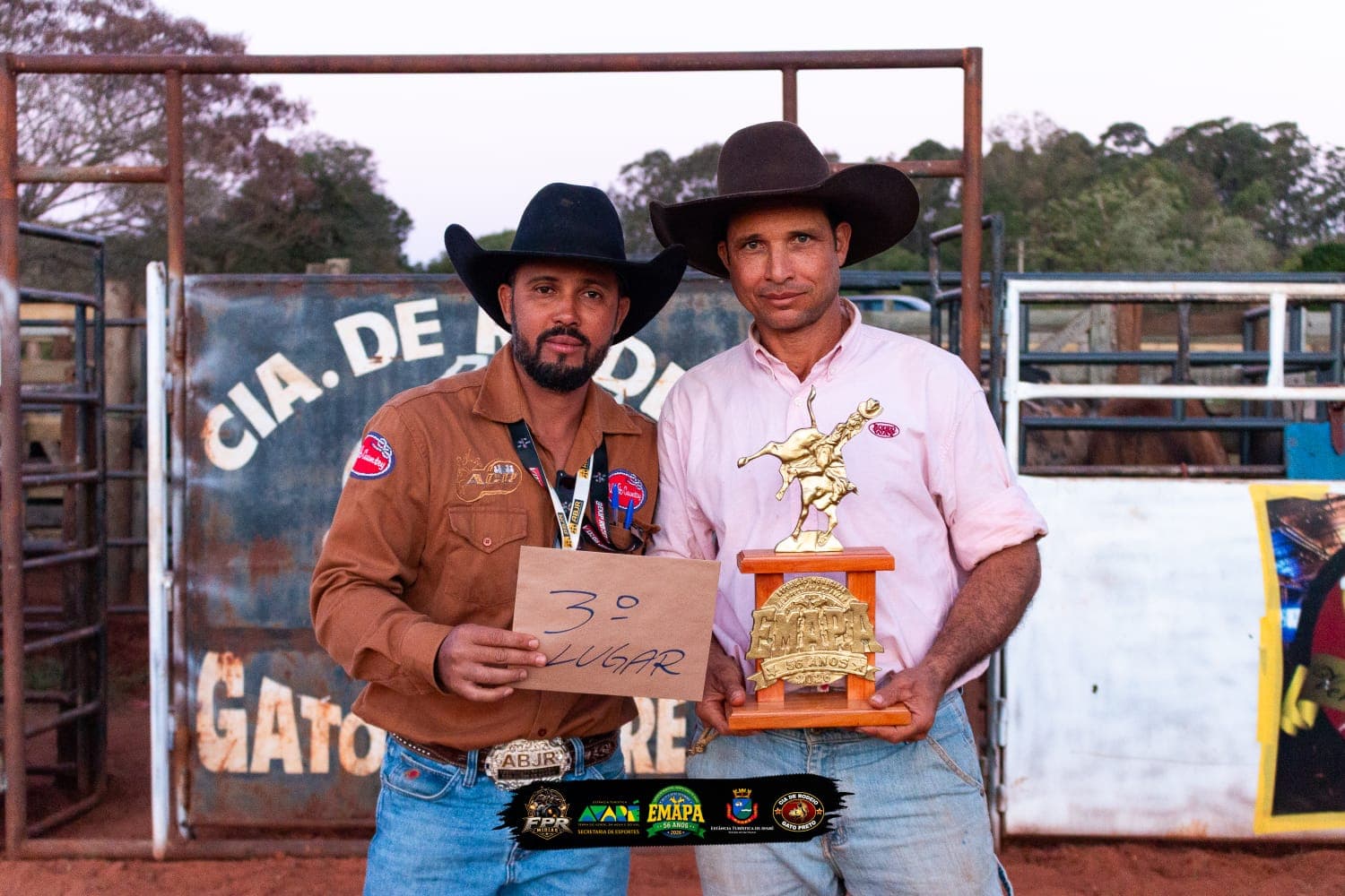 Marcelo Augusto Malaquias, terceiro colocado na seletiva da modalidade cutiano, aparece ao lado de um integrante da organização. Marcelo segura o troféu de 3º lugar, enquanto ambos posam diante da estrutura da arena de rodeio no bairro rural da Ponte Alta, em Avaré