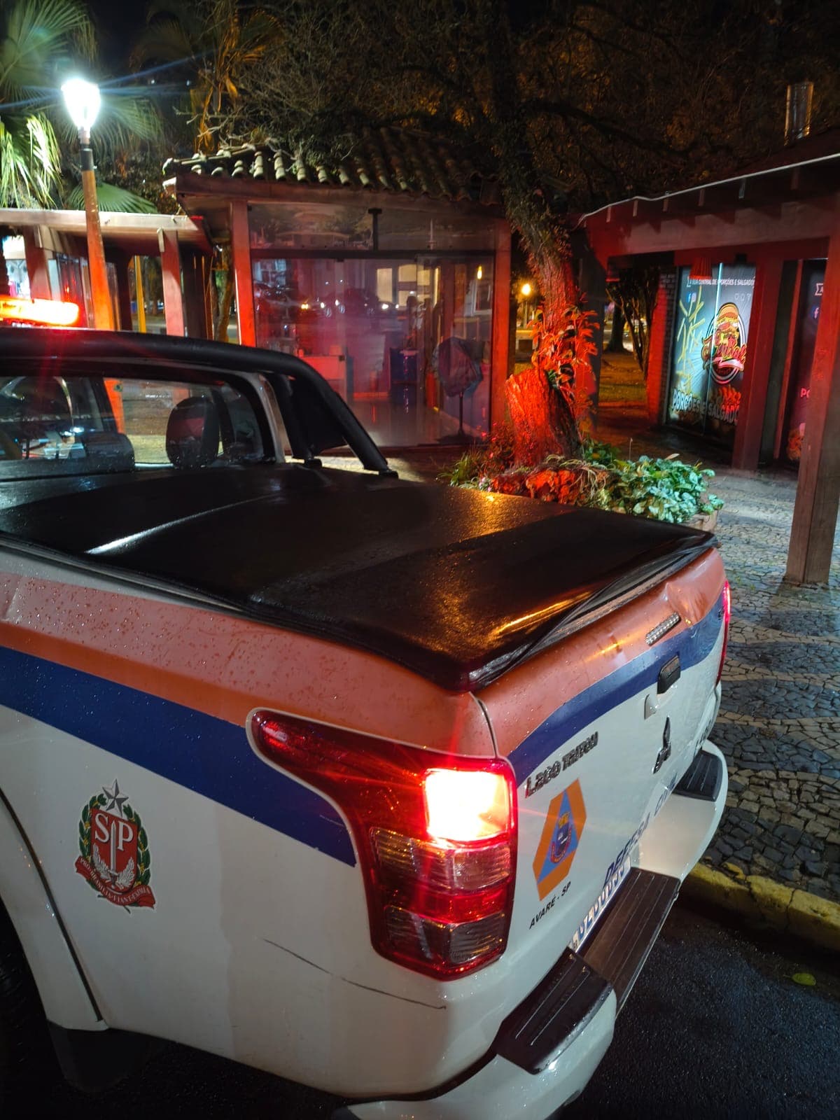 Vendaval e chuva deixam estragos em diferentes pontos de Avaré e mobilizam Defesa Civil
