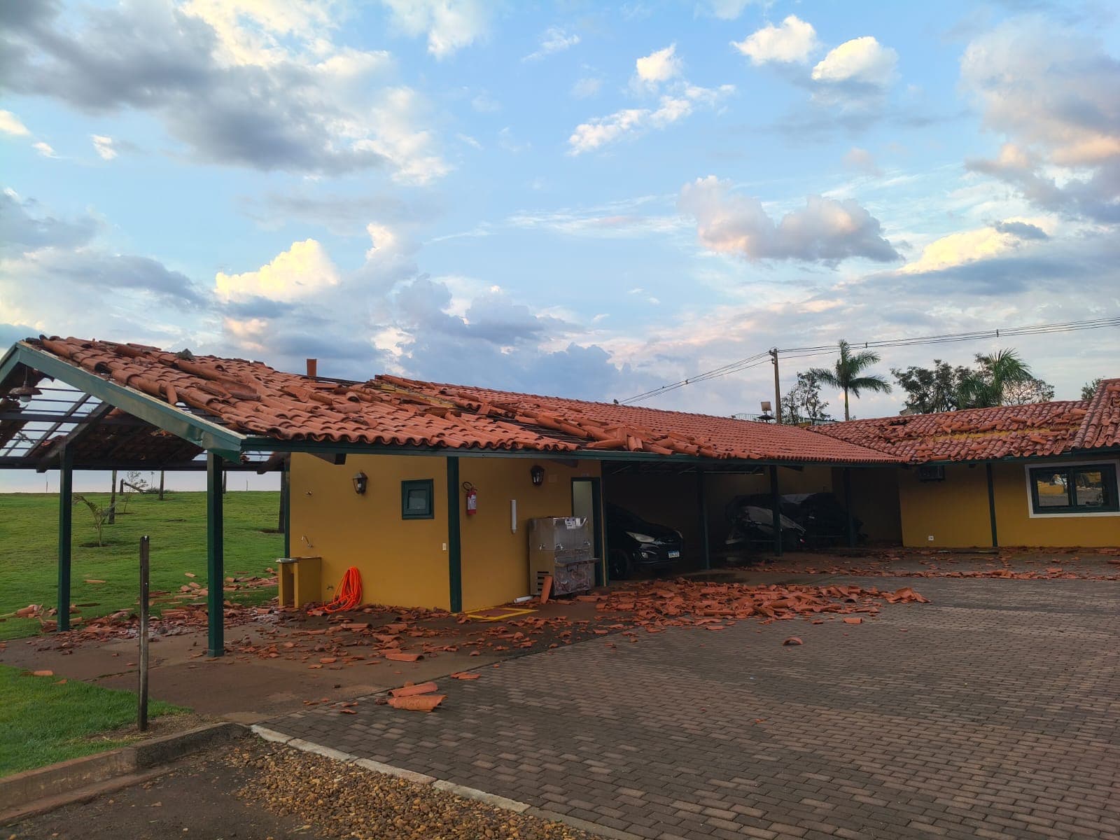 Imagem 9 da matéria Vendaval e chuva deixam estragos em diferentes pontos de Avaré e mobilizam Defesa Civil
