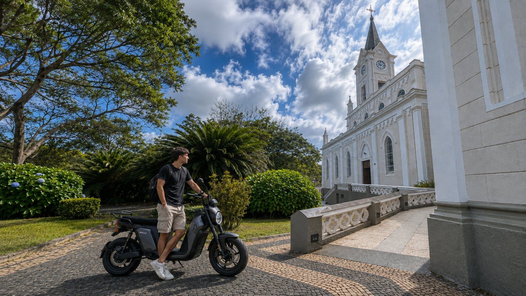 Imagem relacionada ao trânsito urbano de Avaré, com bicicleta elétrica compartilhando a via com automóveis. A cena representa a necessidade de convivência segura entre jovens, motoristas e pedestres.