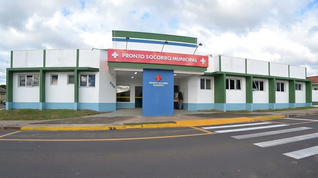 Imagem mostra unidade de saúde ou atendimento público em Avaré, usada para ilustrar matéria sobre a pressão na rede regional do SUS, a responsabilidade municipal, estadual e filantrópica, e o deslocamento de pacientes de cidades vizinhas.
