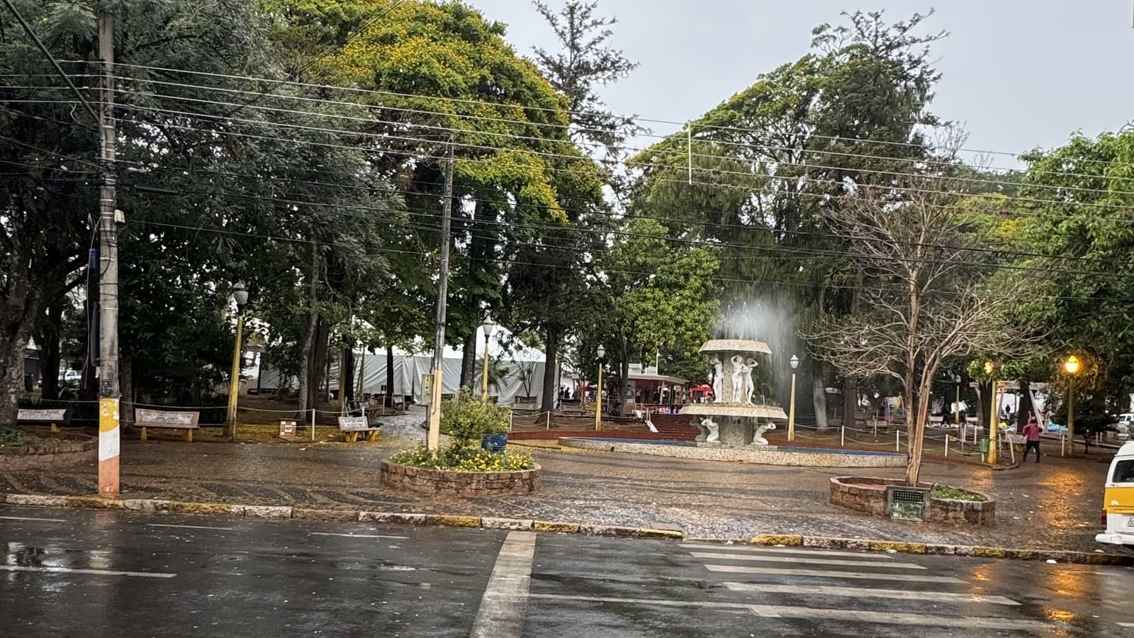 Frente fria traz chuva forte e transtornos a Avaré e região neste domingo