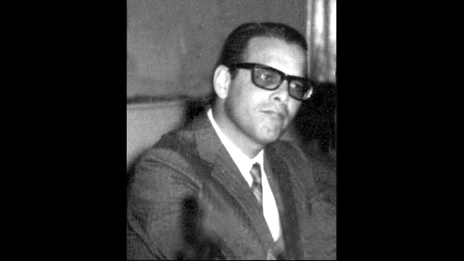 retrato em preto e branco de Paulo Cruz Pimentel, usando óculos de armação grossa, terno e gravata, em registro histórico relacionado à sua trajetória política.