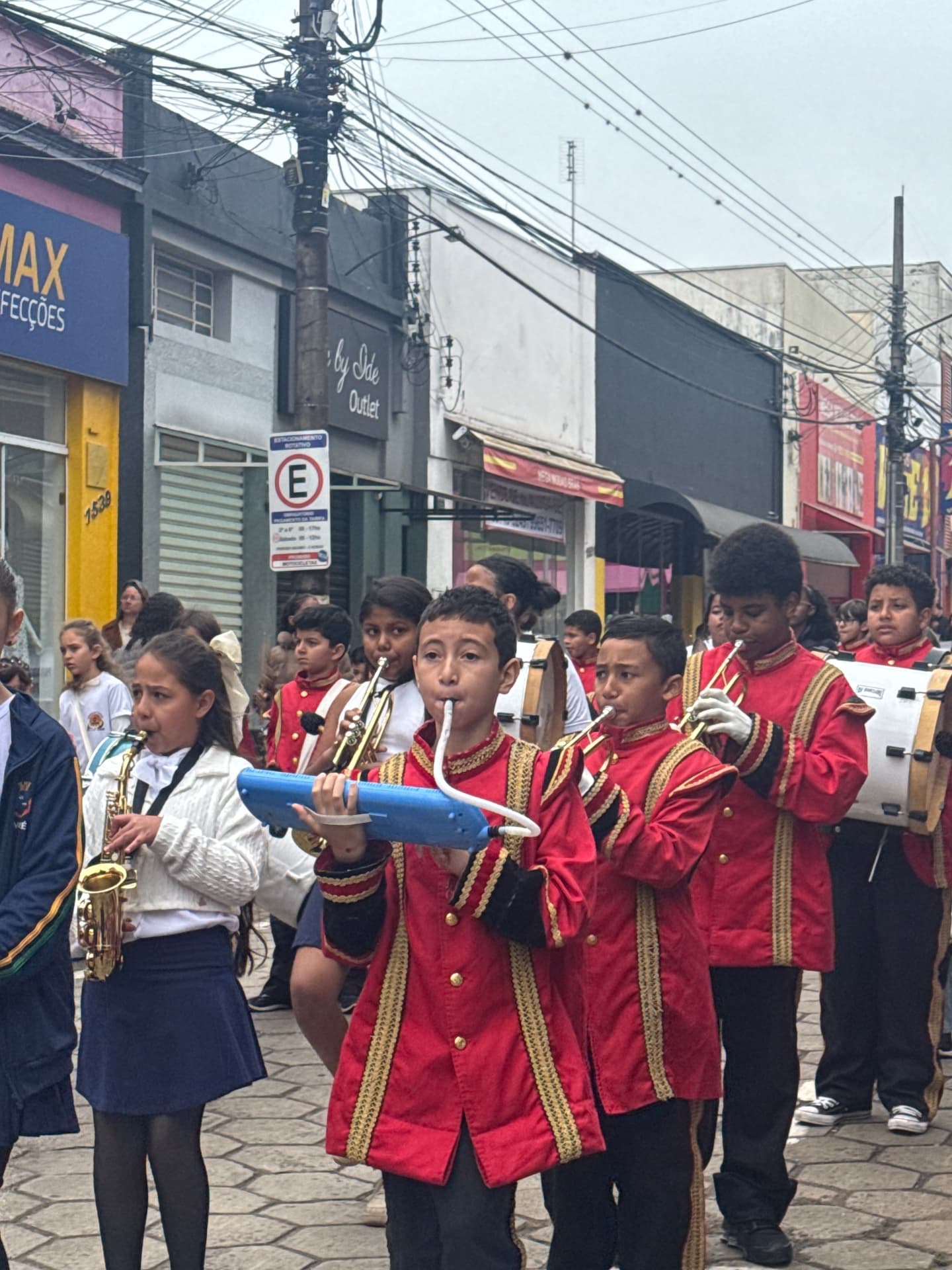 Imagem 2 da matéria Milhares de pessoas ocupam a Rua Pernambuco no desfile dos 165 anos de Avaré