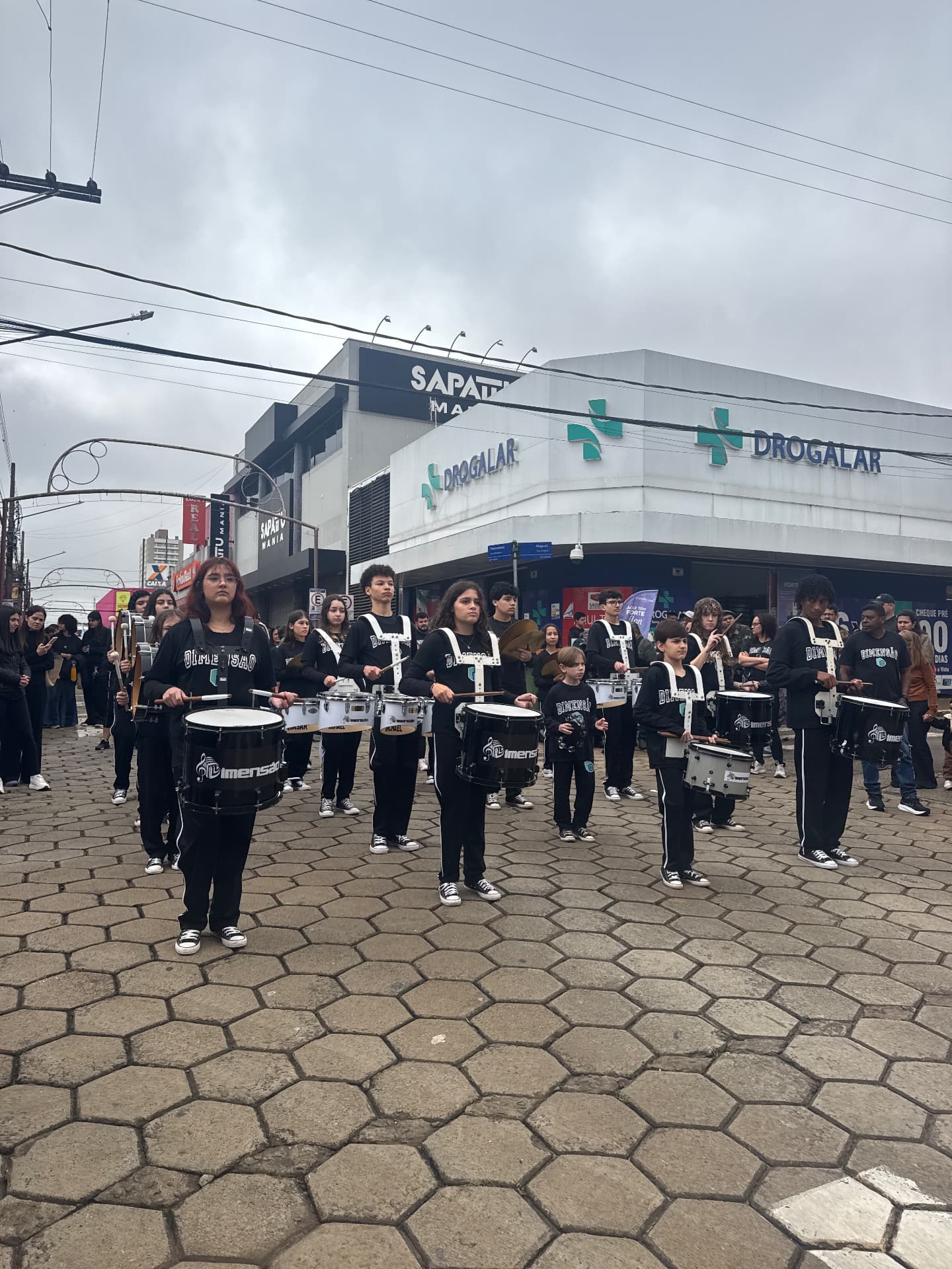 Imagem 3 da matéria Milhares de pessoas ocupam a Rua Pernambuco no desfile dos 165 anos de Avaré