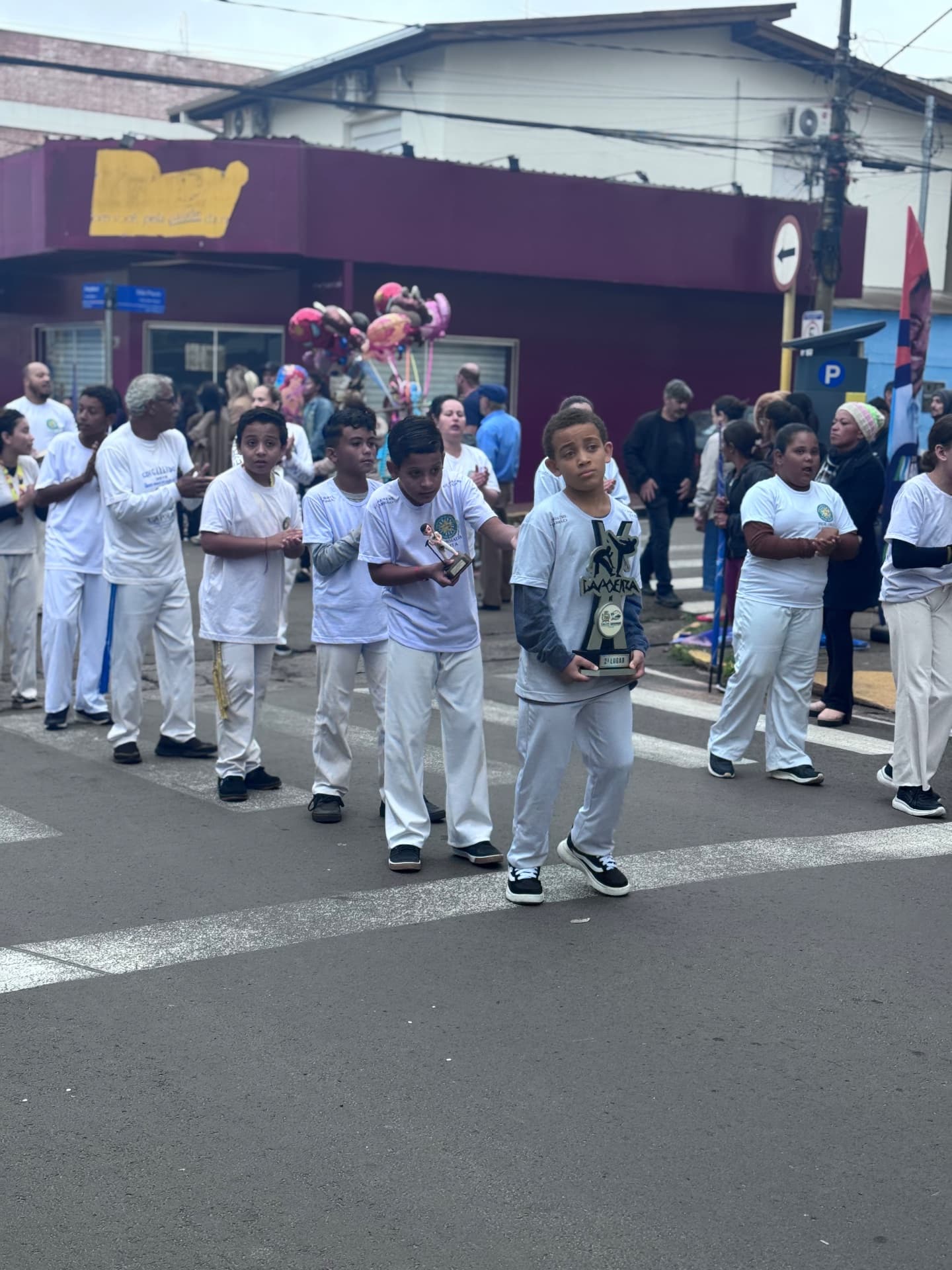 Imagem 5 da matéria Milhares de pessoas ocupam a Rua Pernambuco no desfile dos 165 anos de Avaré