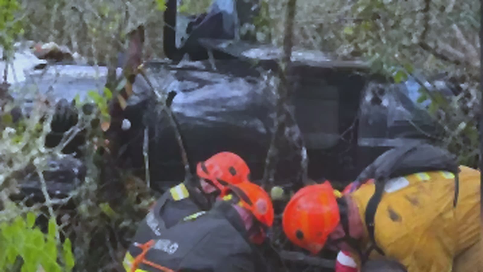 Helicóptero cai em área de mata em Iaras e três ocupantes são resgatados com vida