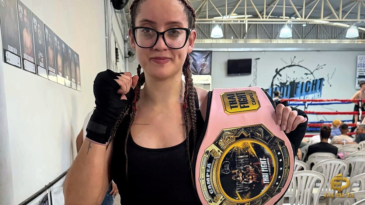 Karen Sara, da Chute Boxe Avaré, conquista cinturão em Matão