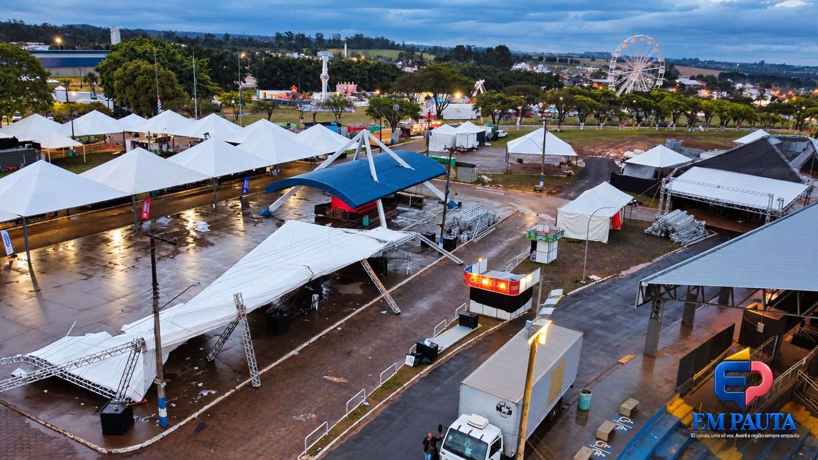 Chuva derruba cobertura de palco e danifica camarotes da Emapa em Avaré