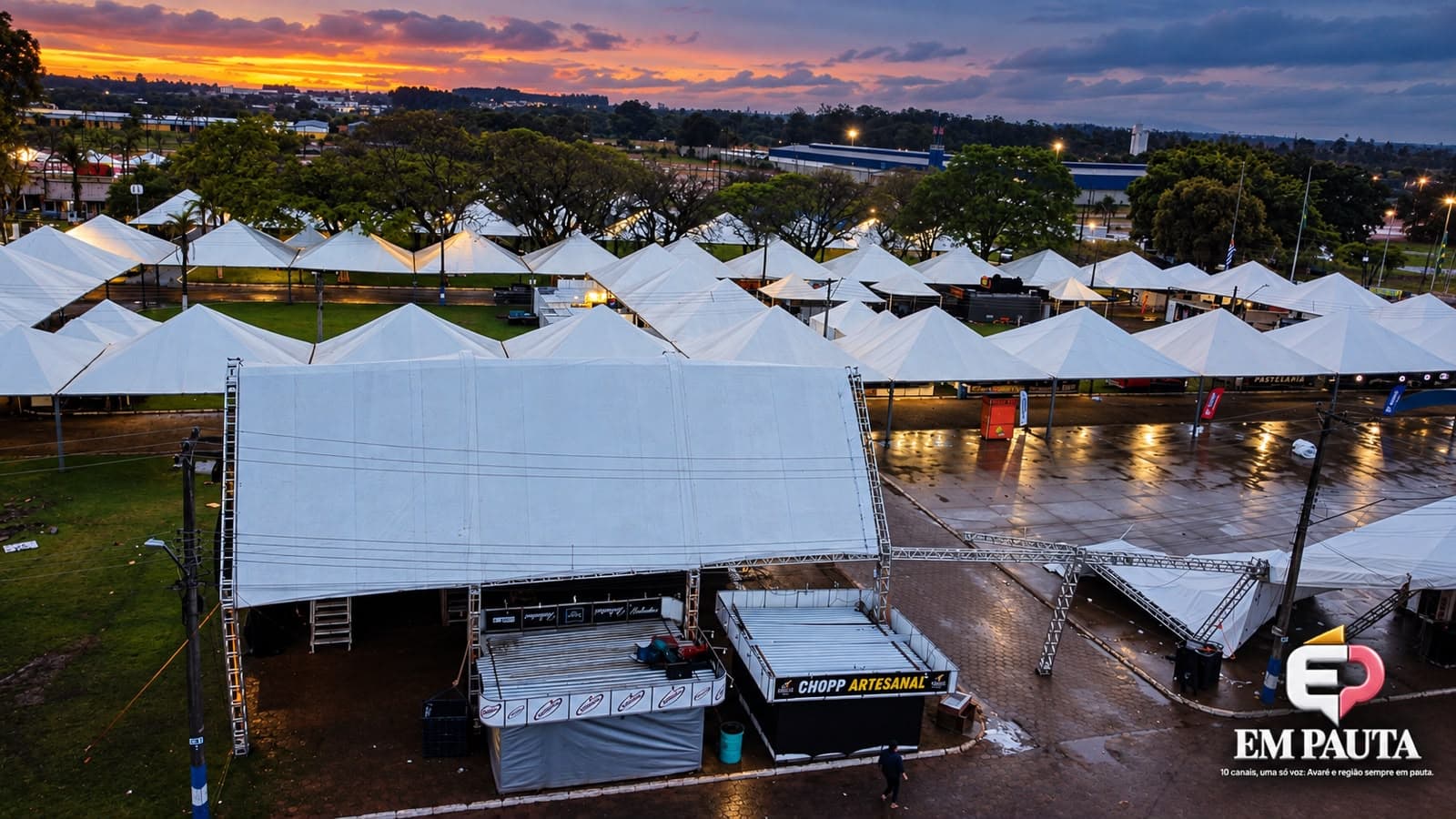 Imagem 2 da matéria Chuva derruba cobertura de palco e danifica camarotes da Emapa em Avaré
