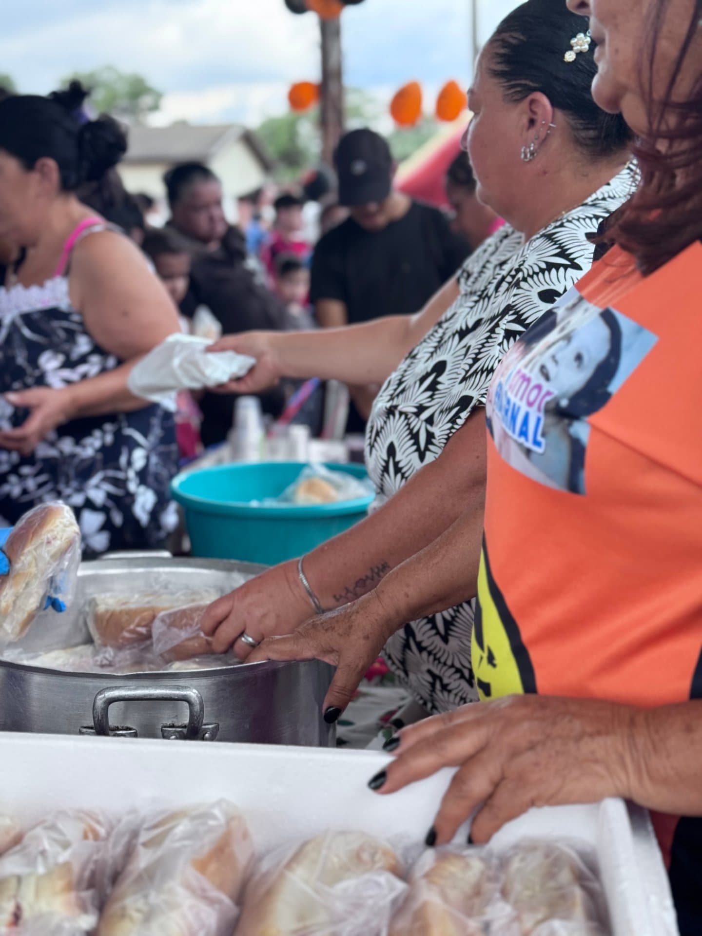 Imagem 1 da matéria Quando a dor vira amor: Fátima Gomes inicia mês de festas nas comunidades