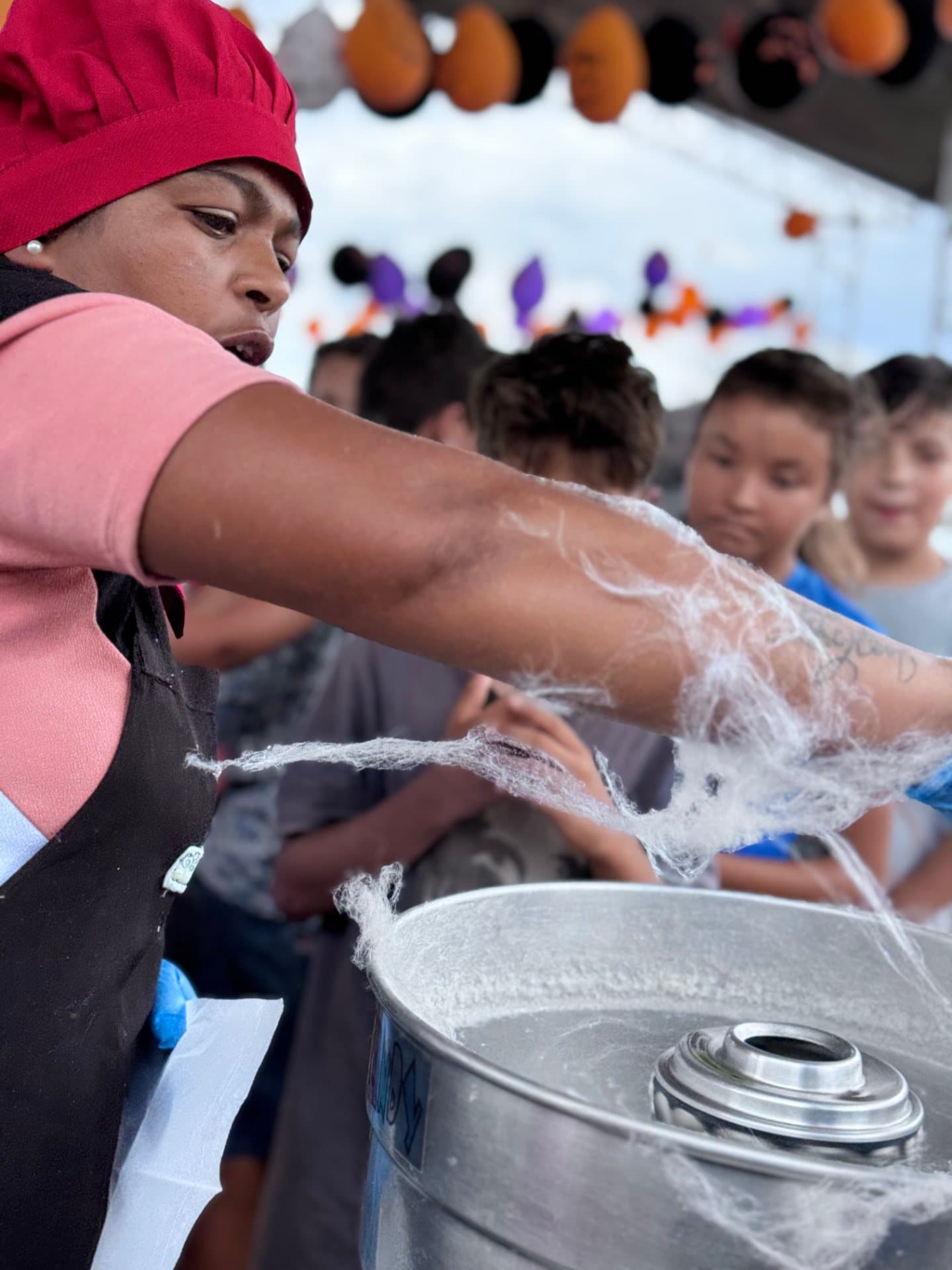Imagem 4 da matéria Quando a dor vira amor: Fátima Gomes inicia mês de festas nas comunidades