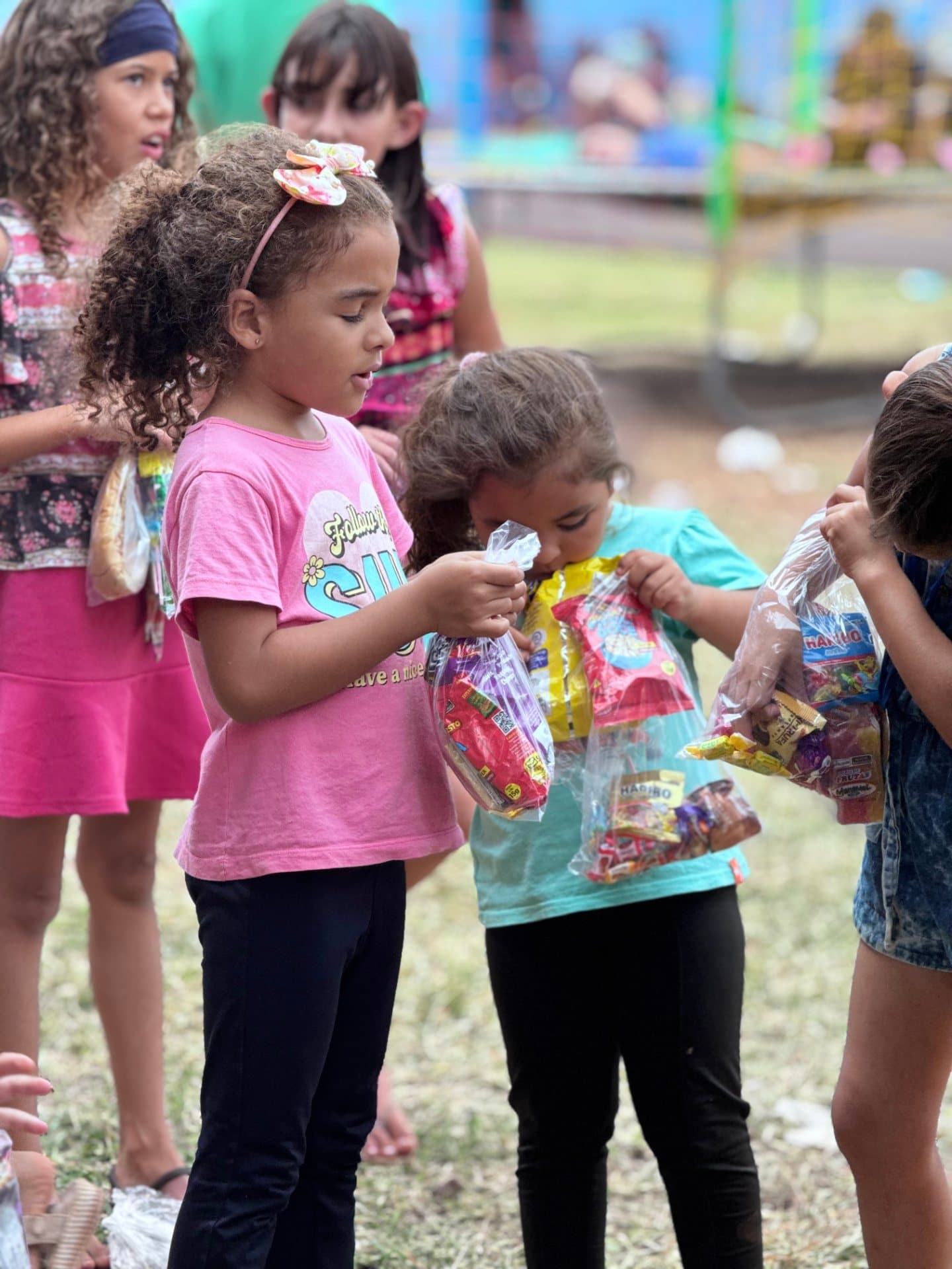 Imagem 8 da matéria Quando a dor vira amor: Fátima Gomes inicia mês de festas nas comunidades