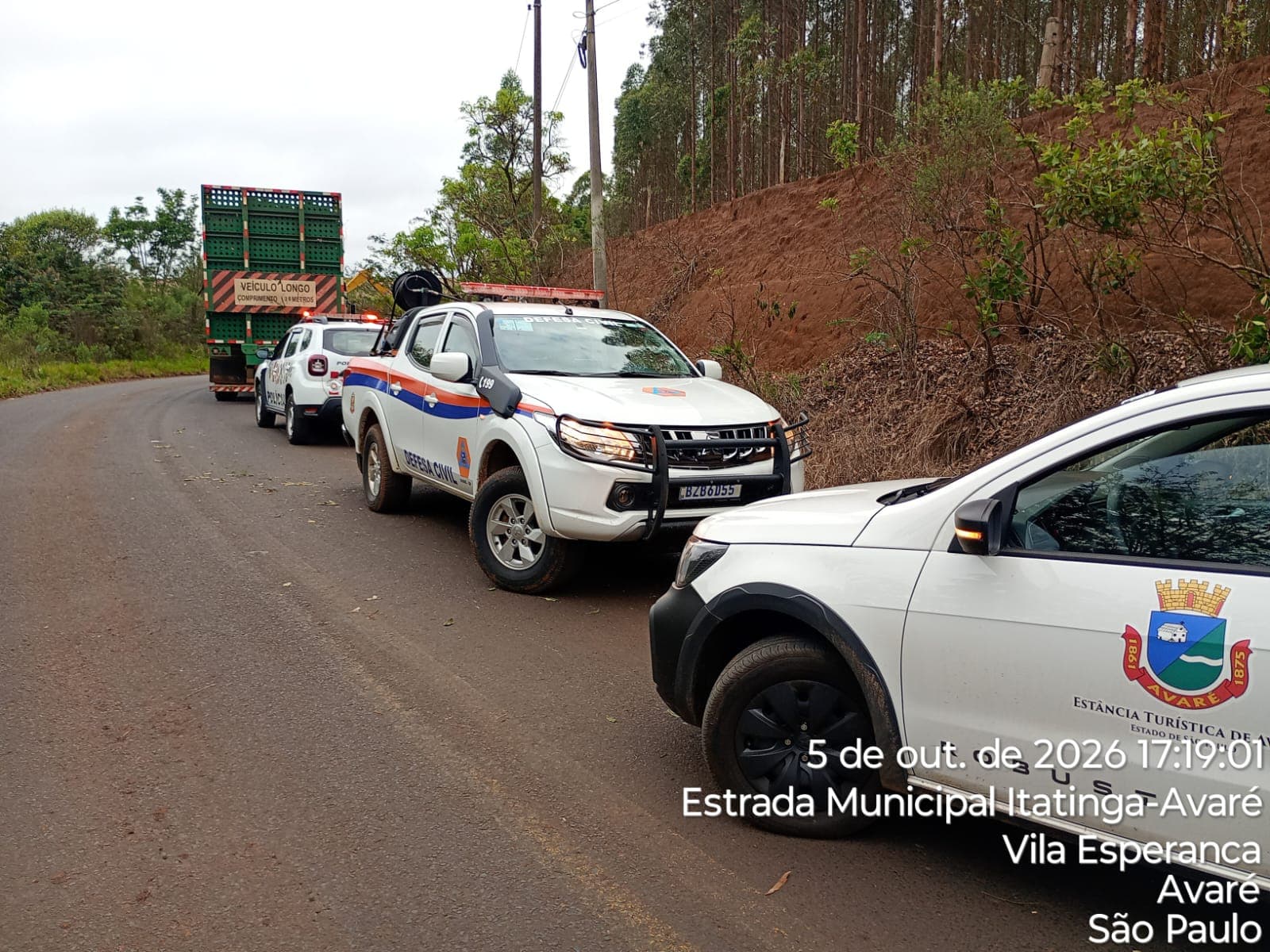 Imagem 2 da matéria Depois do acidente, Defesa Civil atua para restabelecer segurança na estrada entre Avaré e Itatinga