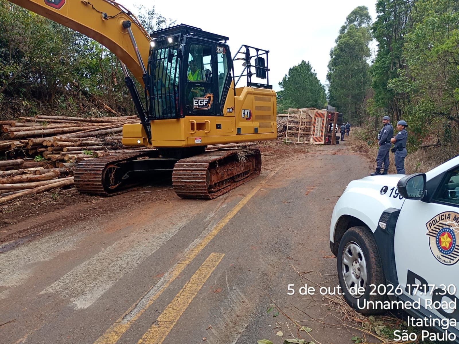 Imagem 4 da matéria Depois do acidente, Defesa Civil atua para restabelecer segurança na estrada entre Avaré e Itatinga