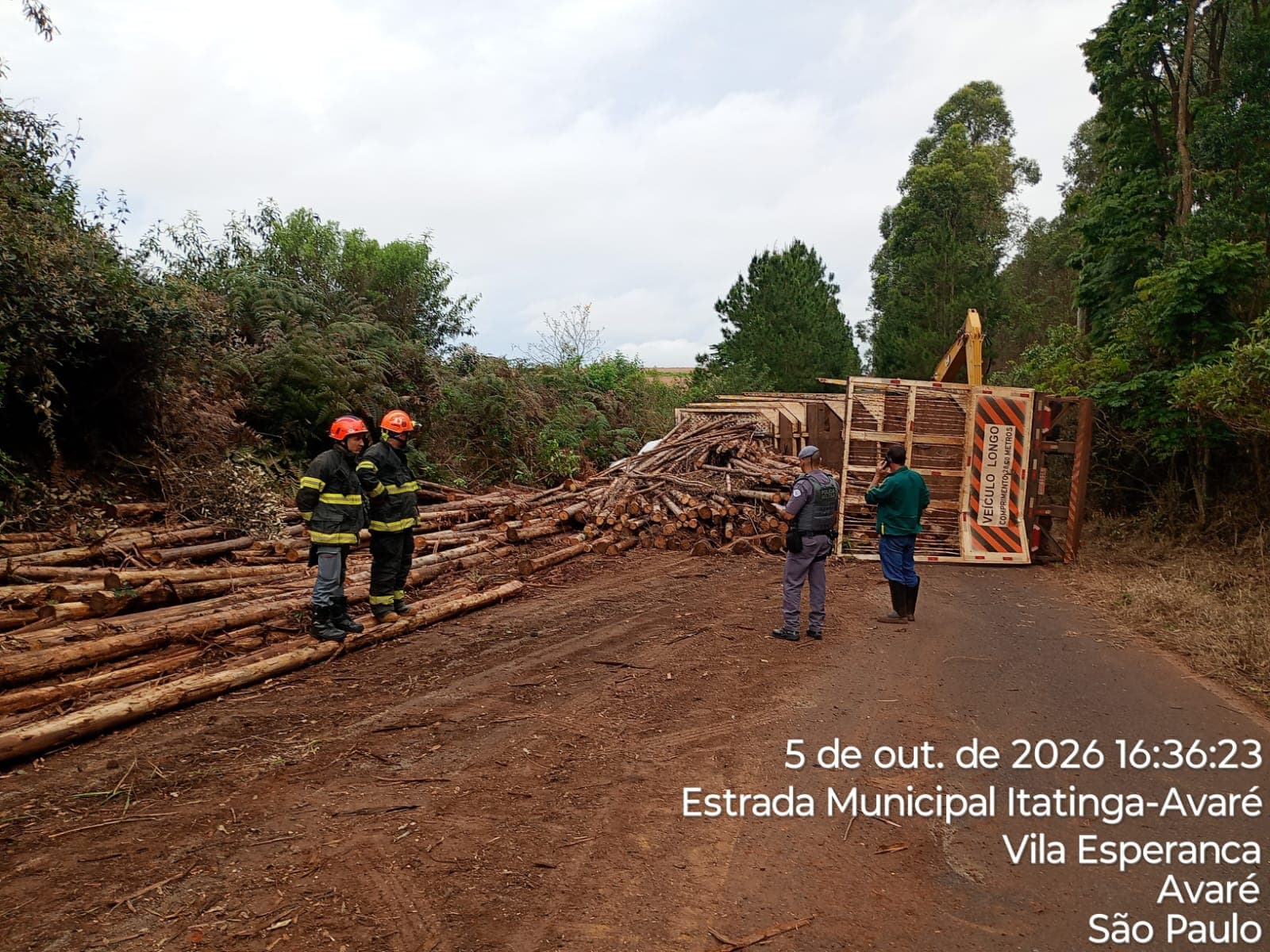 Imagem 9 da matéria Depois do acidente, Defesa Civil atua para restabelecer segurança na estrada entre Avaré e Itatinga
