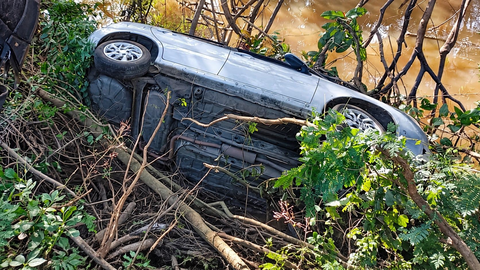 Motorista sai ilesa após carro cair no Ribeirão Fartura