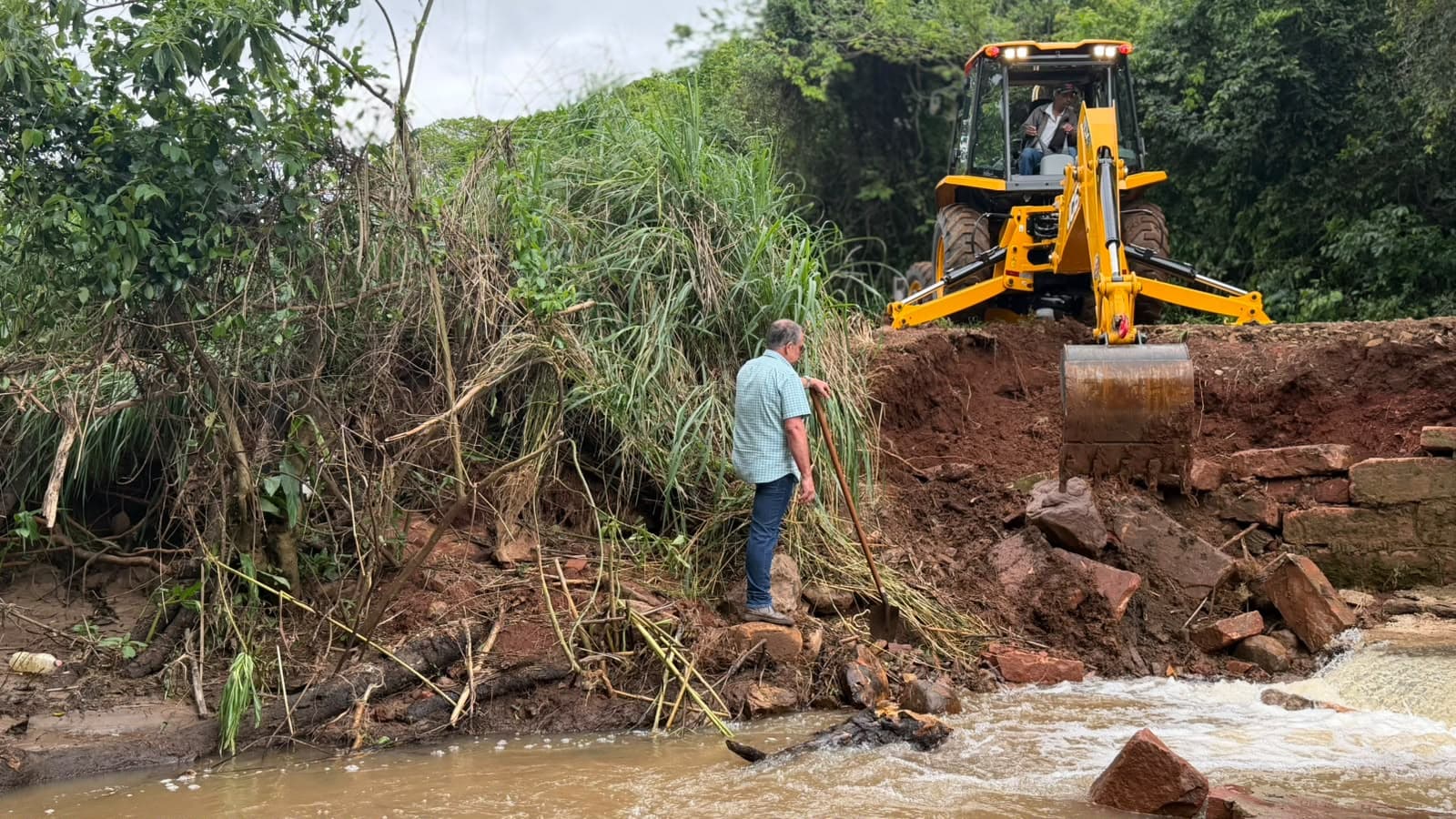 Após chuva intensa, Fartura mobiliza força-tarefa para recuperar estradas