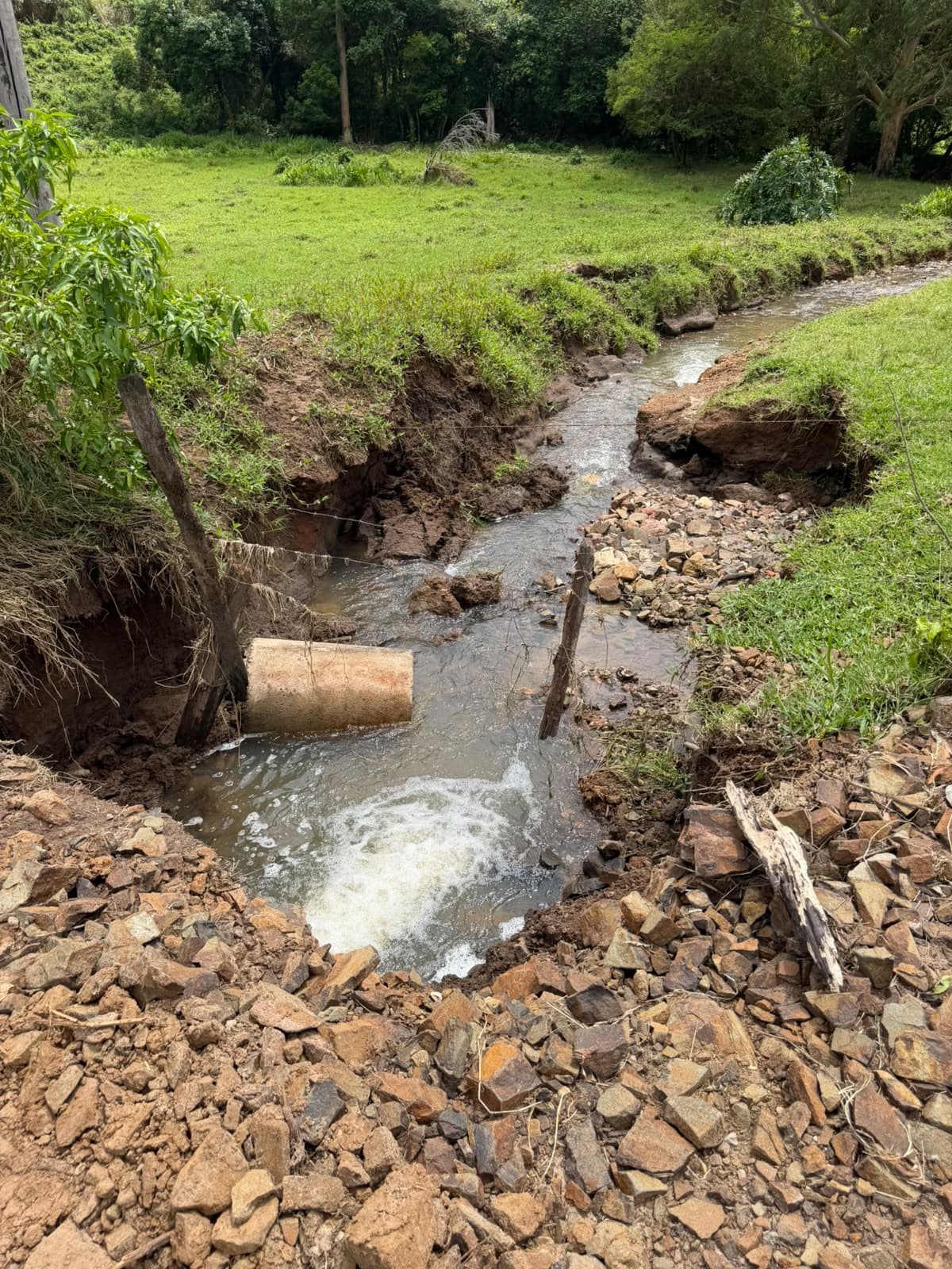 Imagem 2 da matéria Após chuva intensa, Fartura mobiliza força-tarefa para recuperar estradas