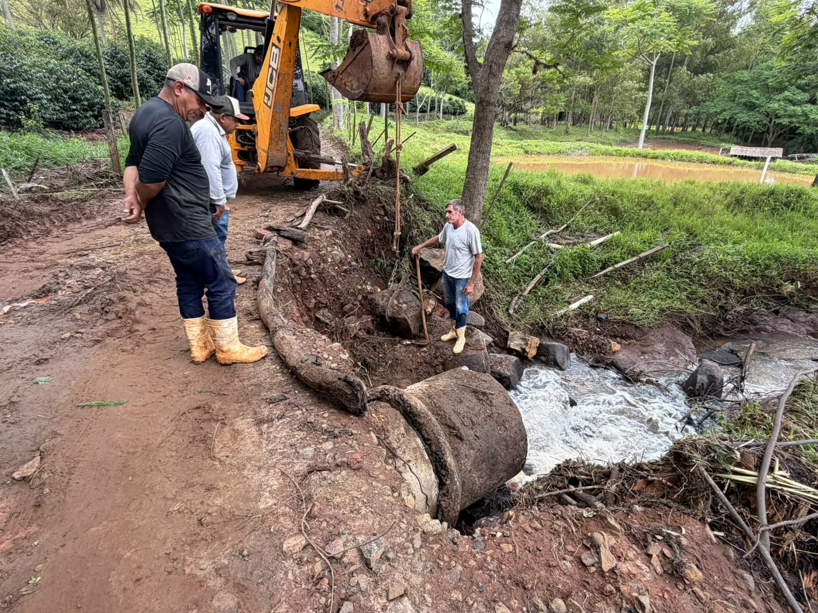 Imagem 3 da matéria Após chuva intensa, Fartura mobiliza força-tarefa para recuperar estradas
