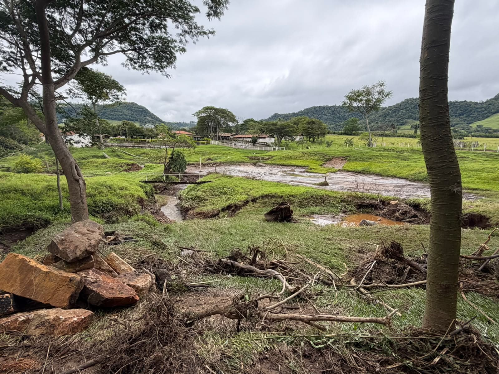 Imagem 4 da matéria Após chuva intensa, Fartura mobiliza força-tarefa para recuperar estradas