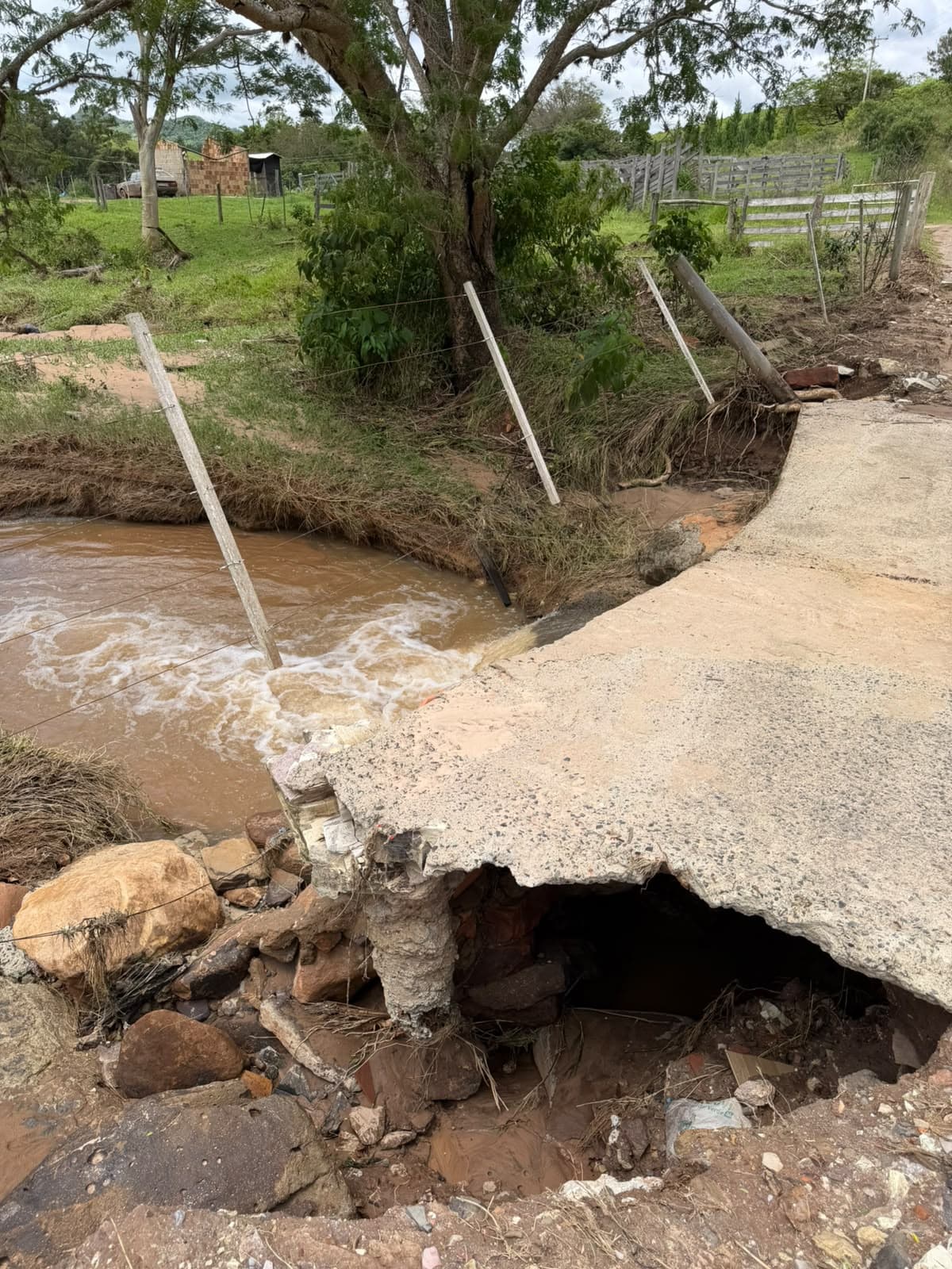 Imagem 6 da matéria Após chuva intensa, Fartura mobiliza força-tarefa para recuperar estradas