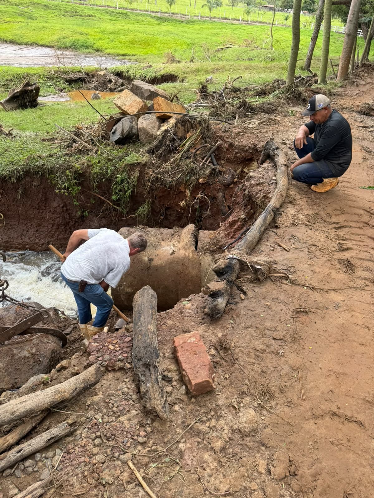 Imagem 8 da matéria Após chuva intensa, Fartura mobiliza força-tarefa para recuperar estradas